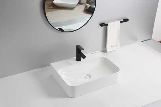 Il controsoffitto ha montato il bacino sanitario degli articoli per il bagno domestico dell'hotel