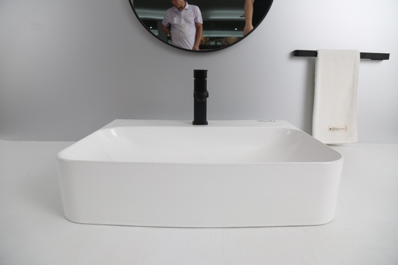 Il controsoffitto ha montato il bacino sanitario degli articoli per il bagno domestico dell'hotel