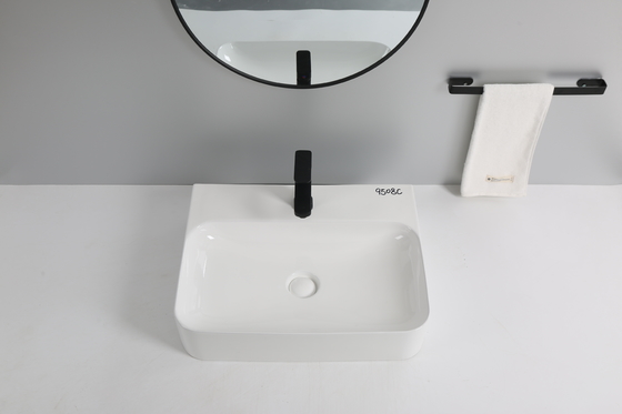 Il controsoffitto ha montato il bacino sanitario degli articoli per il bagno domestico dell'hotel