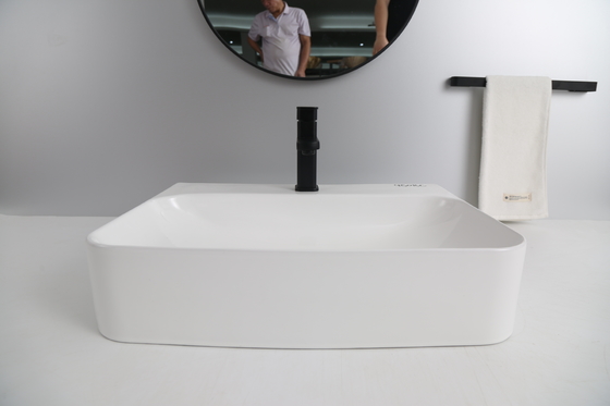 Il controsoffitto ha montato il bacino sanitario degli articoli per il bagno domestico dell'hotel
