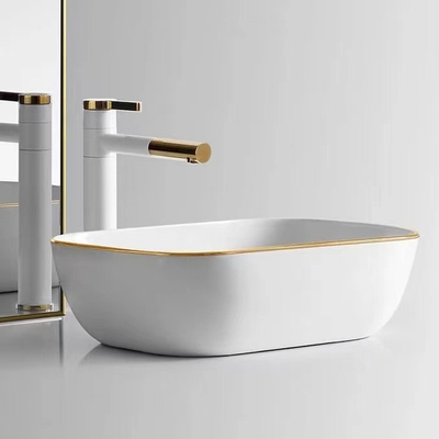 La singola maniglia ha spazzolato il rubinetto sanitario d'ottone degli articoli per il bacino del bagno