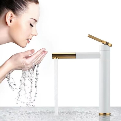 La singola maniglia ha spazzolato il rubinetto sanitario d'ottone degli articoli per il bacino del bagno