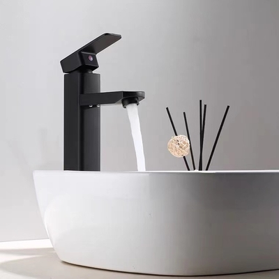 Rubinetto quadrato del lavandino dell'hotel del rubinetto del bagno di acciaio inossidabile del supporto 304 della piattaforma